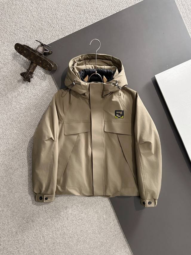 两天货期 芬迪 高端定制 2025冬季官网最新款爆款羽绒服 客供原版订制五金配件全进口原版定制 欢迎专柜对比 绝对的高品质 采用顶级90白鹅绒 超柔软 充羽量蓬