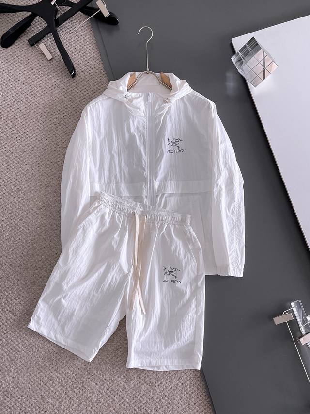 始祖鸟 2025夏季防晒衣套装皮肤衣，采用进口轻尼龙科技面料制作，3D印花上身柔软舒适，防风防雨防晒，并且超级轻盈！款式更是时尚有型，五金全部客供，拉链刻有专柜