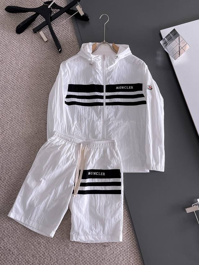 蒙口 2025夏季防晒衣套装皮肤衣，采用进口轻尼龙科技面料制作，3D印花上身柔软舒适，防风防雨防晒，并且超级轻盈！款式更是时尚有型，五金全部客供，拉链刻有专柜品