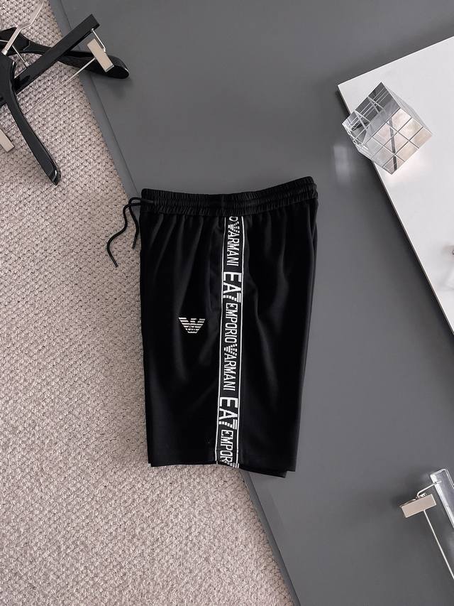 阿玛尼 2025夏季新款男士休闲短裤，高级定制面料透气面料 透气弹力舒适度极高，细节无可挑剔，顶级辅料配备，原版Logo设计理念，手感细腻柔软！上身版型超赞！尺