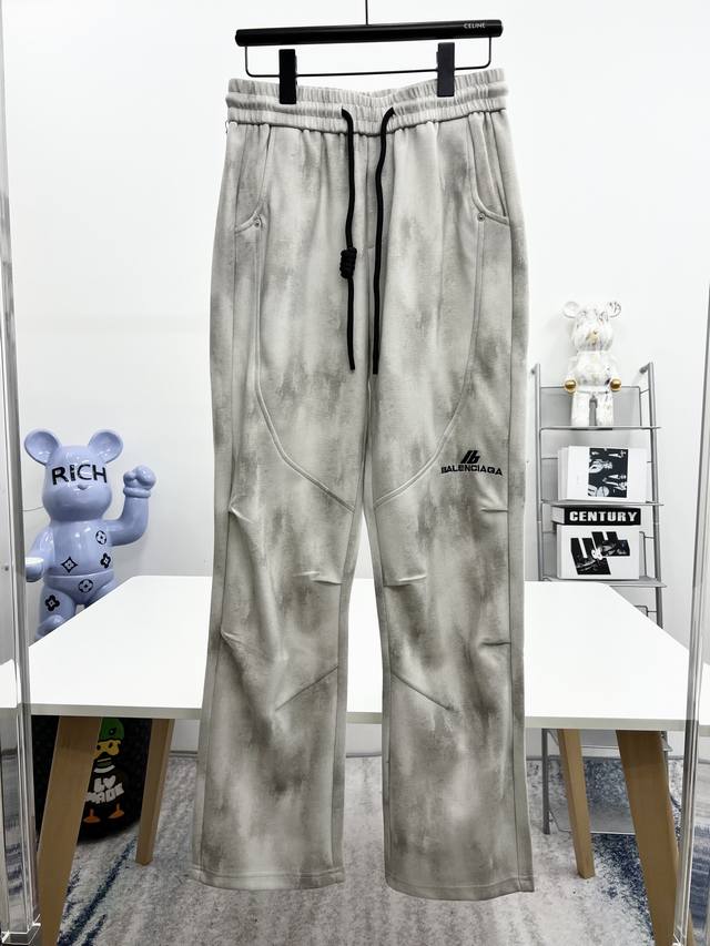 Balenciaga 2025春季新款休闲裤！官网同步发售。品牌经典Logo休闲裤 ，定制面料，舒适度极好，手触感强烈。辨识度极高，完美品相工艺。 尺码：M-3