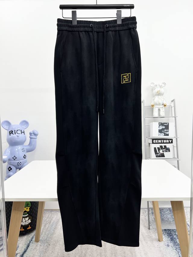 Fend1 2025春季新款休闲裤！官网同步发售。品牌经典Logo休闲裤 ，定制面料，舒适度极好，手触感强烈。辨识度极高，完美品相工艺。 尺码：M-3Xl