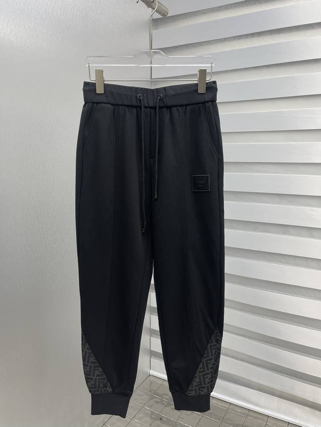 Fen 2025春季新款休闲裤！官网同步发售。品牌经典Logo休闲裤 ，定制面料，舒适度极好，手触感强烈。辨识度极高，完美品相工艺。 尺码：M-3Xl