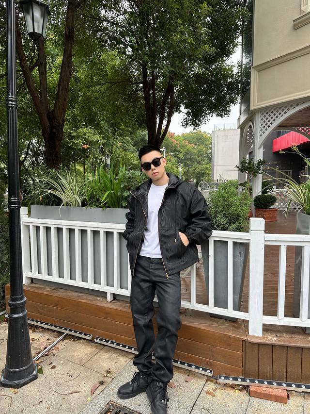 Louis Vuitton 路易威登 暗纹风衣外套 款式不需多说，低调奢华，双面都带走1V经典元素，宽松版型，上身休闲舒适。纯色面为软壳冲锋衣款，纯色简单款，仅