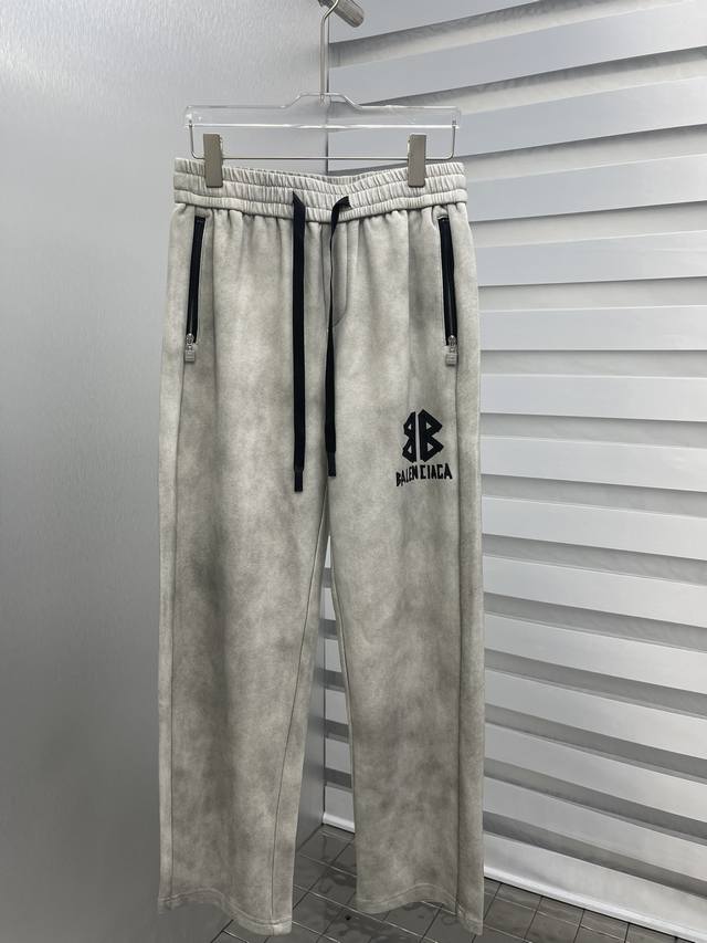 Ba 2025春季新款休闲裤！官网同步发售。品牌经典Logo休闲裤 ，定制面料，舒适度极好，手触感强烈。辨识度极高，完美品相工艺。 尺码：M-3Xl