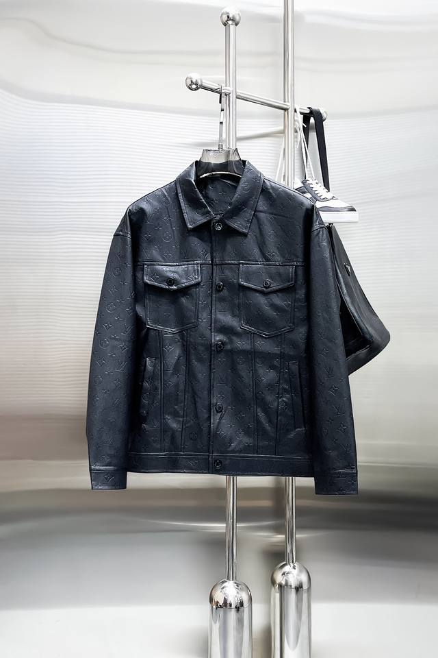 Lv 官网同款，三标齐全，提前发售 2025春季新款男士夹克外套， 原单三标齐全高端版本 专柜定制面料 透气舒适度高，细节无可挑剔，品牌元素设计理念，体现高品质