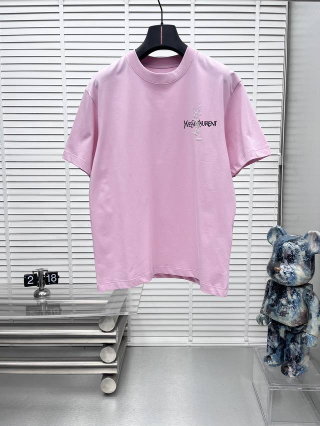 Ysl*圣罗兰 2025春夏新款短袖圆领T恤 高端订制 设计前卫时尚！品牌Logo重工艺设计 高端定制260克面料.手感柔软.穿着舒适.专柜级别精致车线.做工精