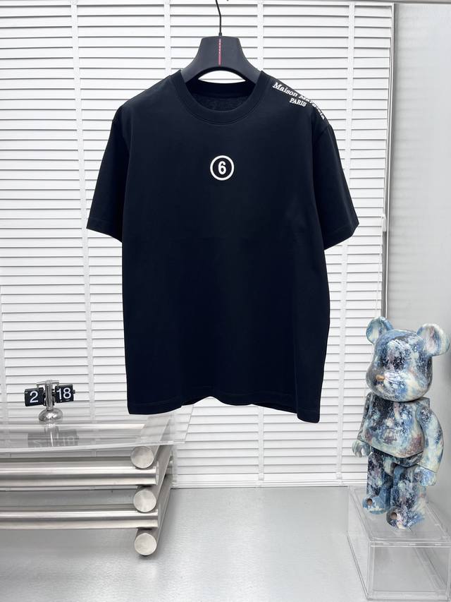 Mm6*马吉拉 2025春夏新款短袖圆领T恤 高端订制 设计前卫时尚！品牌Logo重工艺设计 高端定制260克面料.手感柔软.穿着舒适.专柜级别精致车线.做工精