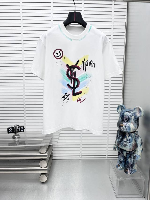 Ysl*25Ss新款短袖，高版本重工艺印花经典Logo图案，高标准定制，上身非常有型，客供进口高档280克纯棉面料，质感非常细腻，细节工艺精湛考究，塑造性极高的