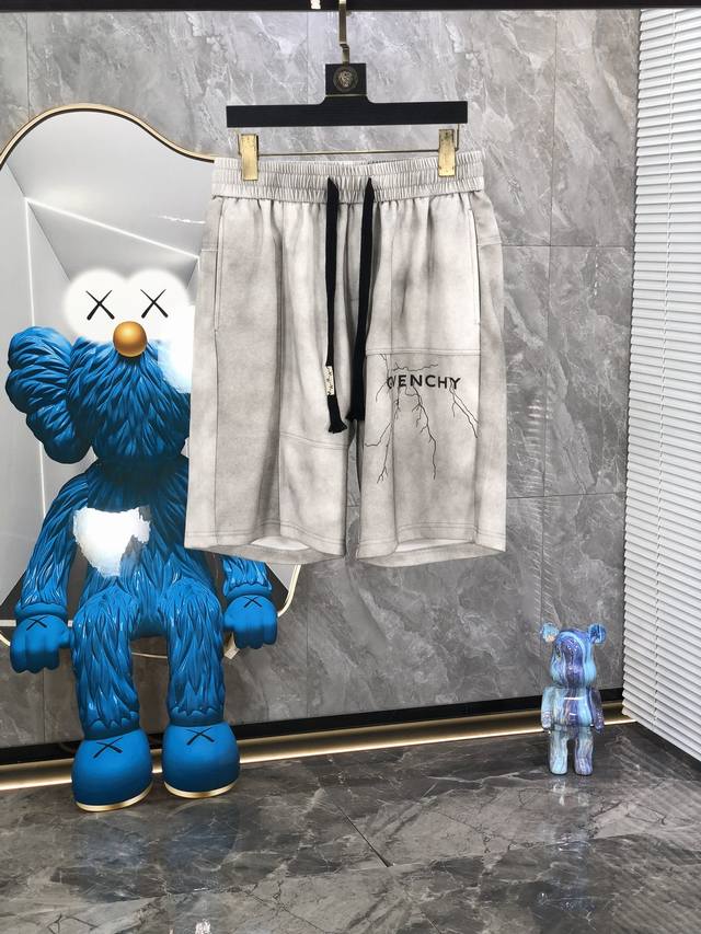 纪梵希。高档短裤系列 2025Ss春夏新款男士时尚休闲短裤 高品质定制原版面料、特别手感、超级质感 舒适柔软透气 W休闲宽松版型 3潮流前线尺码：M-3Xl M