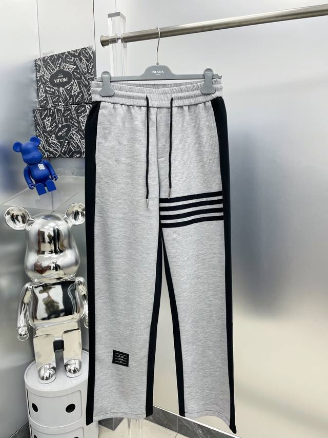 Tb 2025春夏新款品牌Logo休闲裤 长裤 Dd官网同步发售。品牌经典Logo休闲裤 ，定制面料，舒适度极好，手触感强烈。辨识度极高，完美品相工艺。 两色