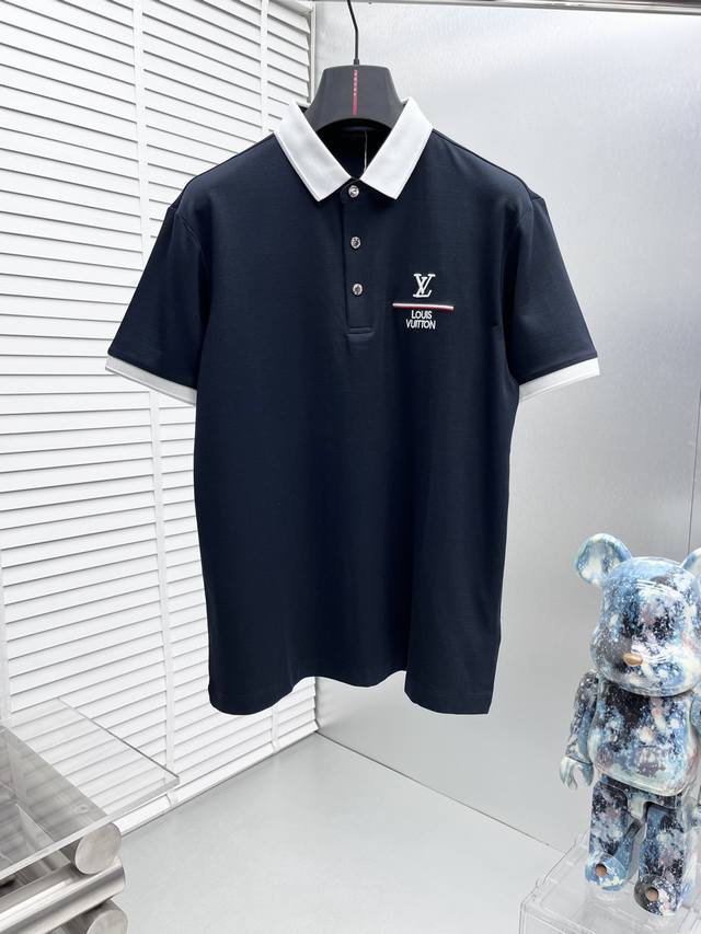 LV* 25Ss新款休闲商务翻领短袖，科技面料，体感非常棒，手感顺滑质感很棒！弹性好，无任何束缚感，面料自带透气网孔，吸湿排汗，速干保持干爽，小翻领门襟排扣设计