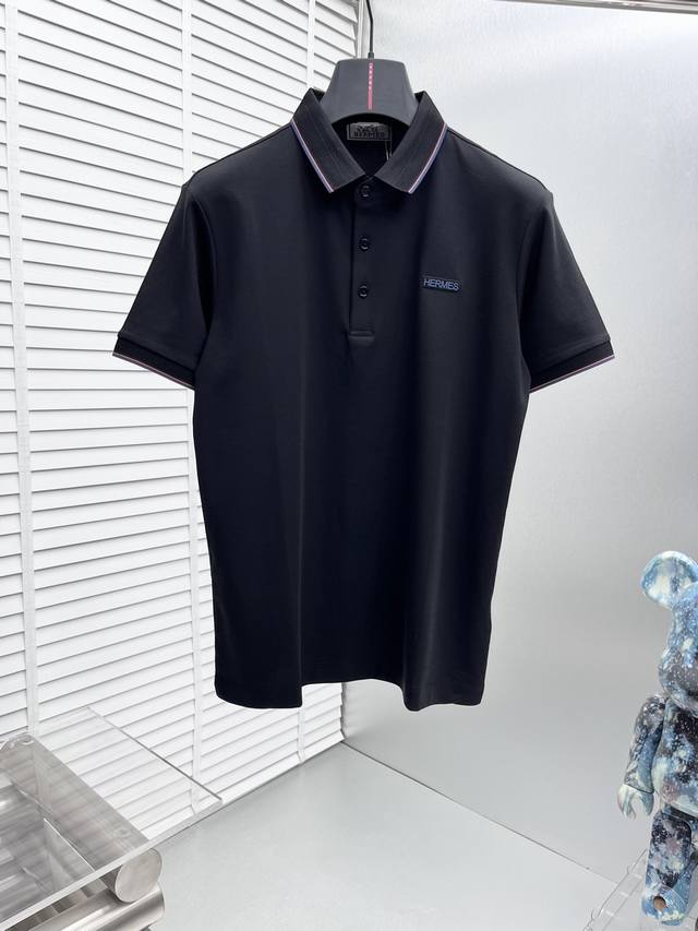 Hermes* 25Ss新款休闲商务翻领短袖，科技面料，体感非常棒，手感顺滑质感很棒！弹性好，无任何束缚感，面料自带透气网孔，吸湿排汗，速干保持干爽，小翻领门襟