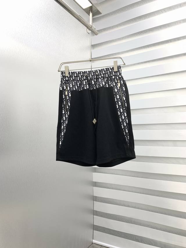 Di 2025夏季新款男士休闲短裤，高级定制透气面料透气弹力舒适度极高，细节无可挑剔，顶级辅料配备，原版Logo设计理念，手感细腻柔软！上身版型超赞！尺码：M-