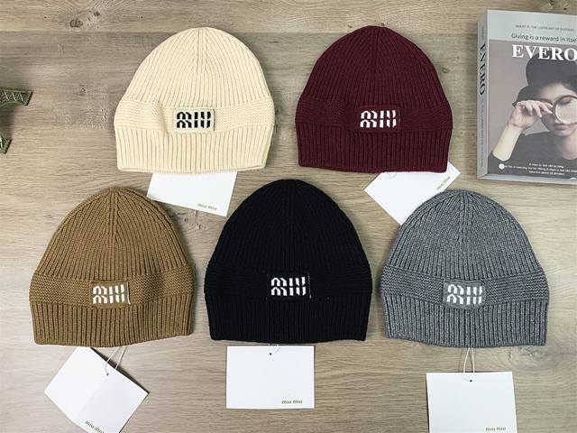 9442##Miu Miu 经典款直边针织帽休闲毛线帽男女同款百搭帽子显脸小户外保暖帽情侣帽# 均码 颜色：卡其色 酒红色 黑色 杏色 灰色