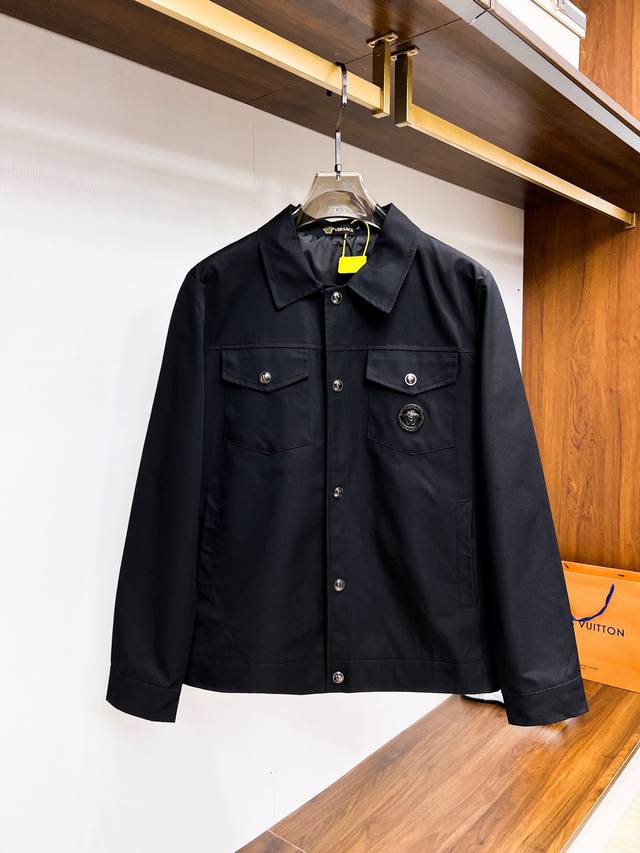 范思哲 官网同款，三标齐全，提前发售 2025Ss春季新款男士夹克外套，原单三标齐全高端版本 专柜定制面料 透气舒适度高，细节无可挑剔，品牌元素设计理念，体现高