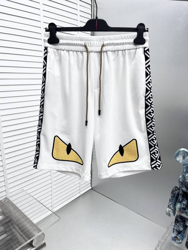 Fend* 2025夏季新款男士休闲短裤，高级定制面料透气面料 透气弹力舒适度极高，细节无可挑剔，顶级辅料配备，原版Logo设计理念，手感细腻柔软！上身版型超赞