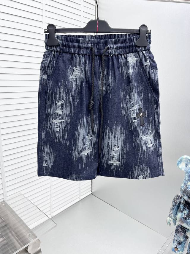 Ch*克罗心 2025夏季新款男士休闲短裤，高级定制面料透气面料 透气弹力舒适度极高，细节无可挑剔，顶级辅料配备，原版Logo设计理念，手感细腻柔软！上身版型超