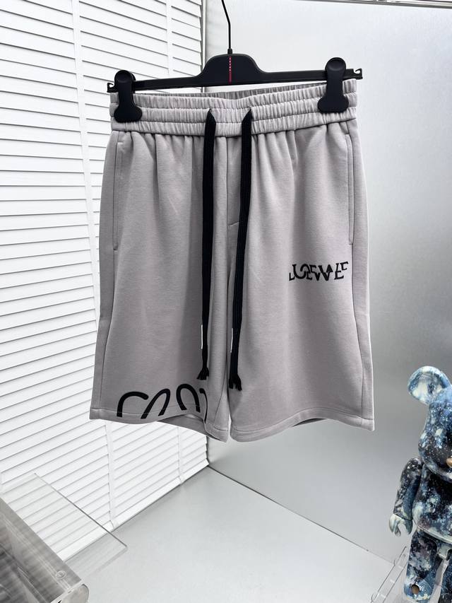 Loew* 2025夏季新款男士休闲短裤，高级定制面料透气面料 透气弹力舒适度极高，细节无可挑剔，顶级辅料配备，原版Logo设计理念，手感细腻柔软！上身版型超赞