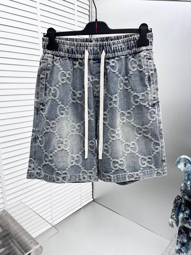 Gucc* 2025夏季新款休闲短裤！品牌经典Logo休闲裤 ，定制面料，舒适度极好，手触感强烈。辨识度极高，完美品相工艺。 尺码：M-3Xl