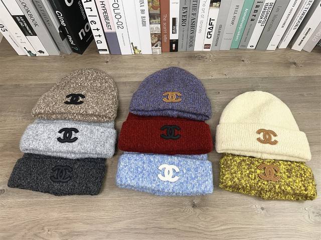 9922##Chanel香奈儿经典款针织帽休闲秋冬毛线帽男女同款情侣帽子显脸小百搭# 均码 颜色：深蓝色 米白色 黄色 天蓝色 浅灰色 浅咖色 红色