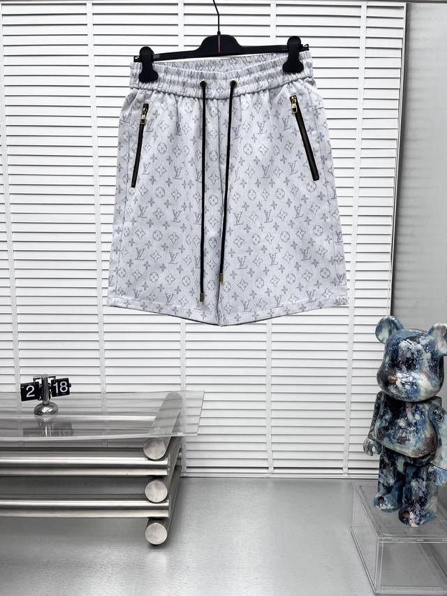 LV* 2025夏季新款男士休闲短裤，高级定制面料，透气舒适度极高，细节无可挑剔，顶级辅料配备，原版Logo设计理念，手感细腻柔软！上身版型超赞！尺码：M-Xx