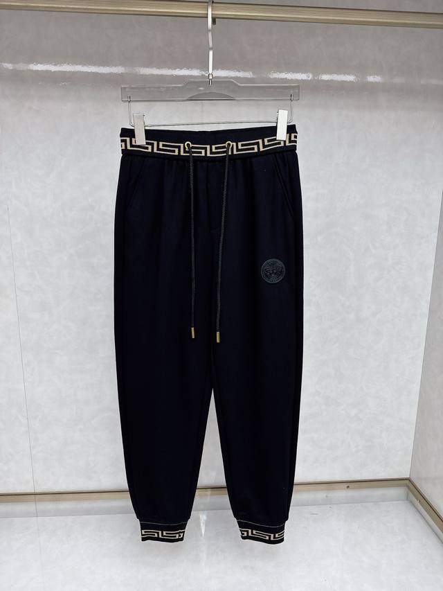 范思哲 2025秋冬新款休闲裤！官网同步发售。品牌经典Logo休闲裤，定制面料，舒适度极好，手触感： 烈。辦识度极高，完美品相工艺。尺码M-3Xl