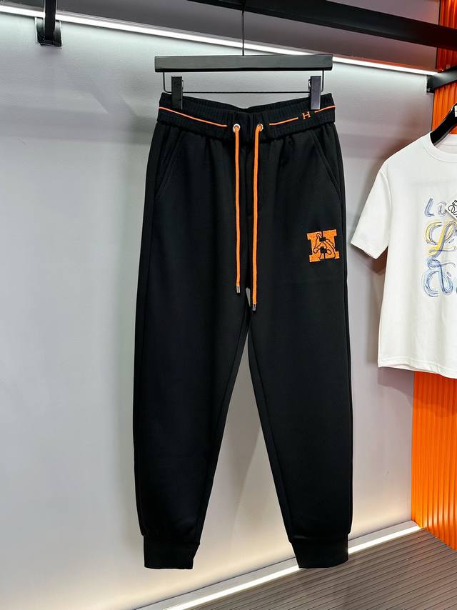 爱马仕2025秋冬新款休闲裤！官网同步发售。品牌经典Logo休闲裤，定制面料，舒适度极好。辦识度极高，完美品相工艺。尺码：M-3Xl