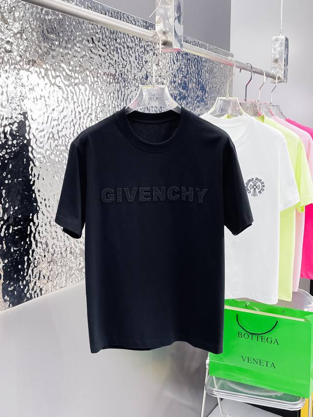 克纪梵希 三标齐全。 2025夏季新款最新品短袖T恤，专柜同步有售，原单狠货，时尚进口原版科技面料，上身舒适透气，原版定制五金辅料，上身帅气有型，三标齐全，推荐