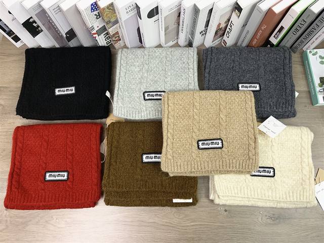 9893# #Miu Miu 秋冬围巾男女同款百搭围巾# 颜色：深灰色 杏色 浅灰色 黑色 卡其色 啡色 红色