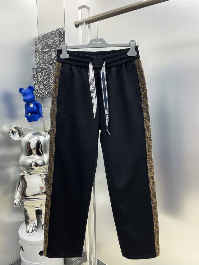 Di*迪 Cd 2025秋冬新款撞色品牌Logo休闲裤 长裤 D官网同步发售。品牌经典Logo休闲裤 ，定制面料，舒适度极好，手触感强烈。辨识度极高，完美品相工