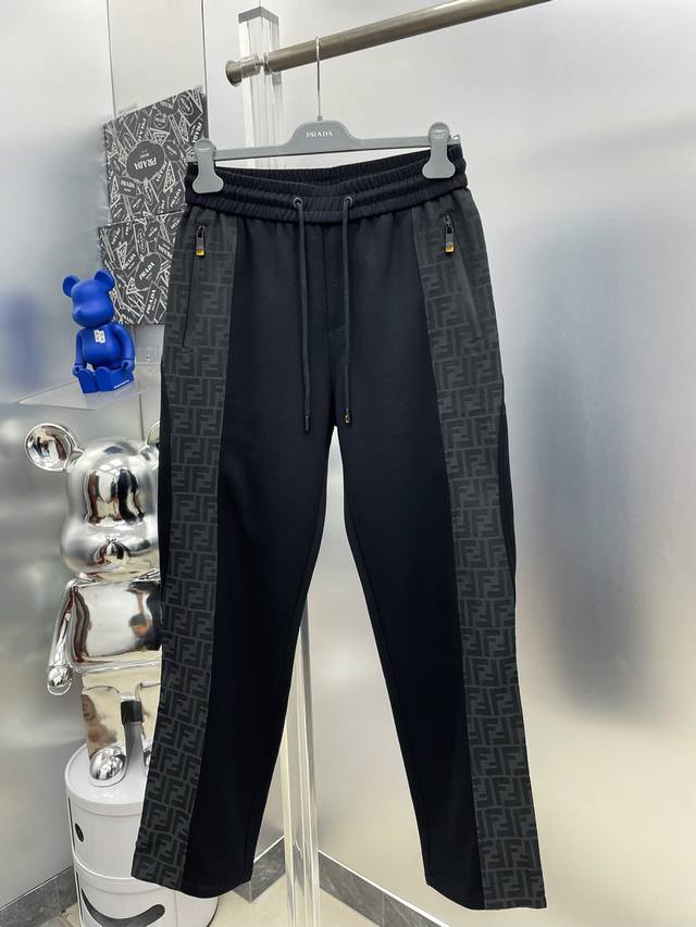 Fen*芬迪 2025秋冬新款拼接Ff牛仔品牌Logo休闲裤 长裤 D官网同步发售。品牌经典Logo休闲裤 ，定制面料，舒适度极好，手触感强烈。辨识度极高，完美