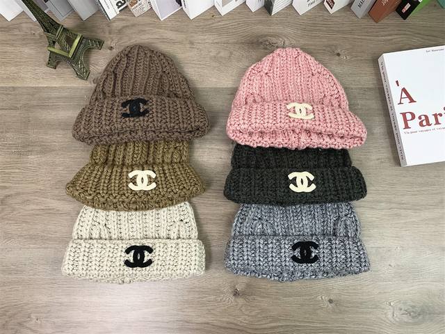 9890##Chanel针织帽男女同款休闲冷帽秋冬毛线帽百搭# 均码 颜色：深灰色 粉色 浅灰色 啡色 卡其色 杏色