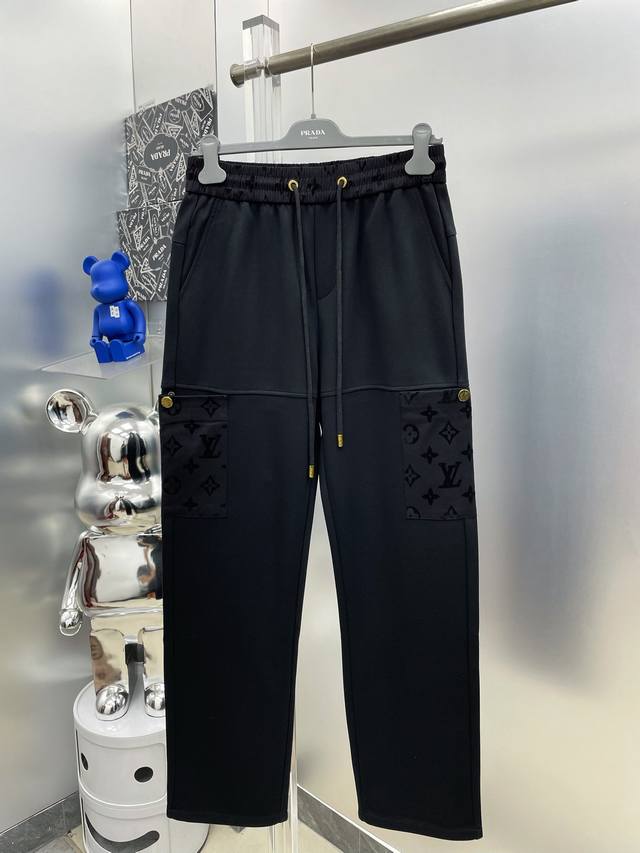 Bal 巴黎 2025秋冬新款植绒口袋品牌Logo休闲裤 长裤 D官网同步发售。品牌经典Logo休闲裤 ，定制面料，舒适度极好，手触感强烈。辨识度极高，完美品相