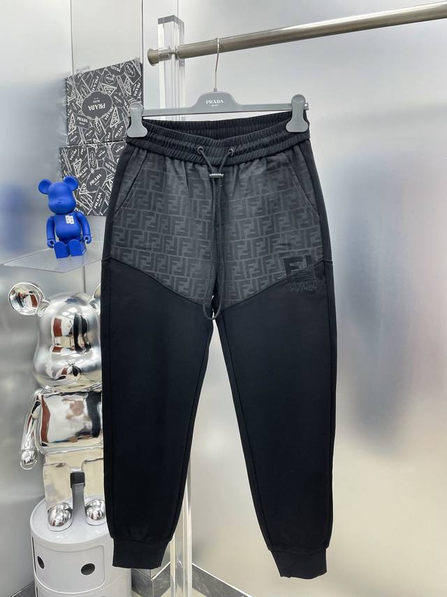 Fen*芬迪 2025秋冬新款品牌Logo休闲裤 长裤 D官网同步发售。品牌经典Logo休闲裤 ，定制面料，舒适度极好，手触感强烈。辨识度极高，完美品相工艺。