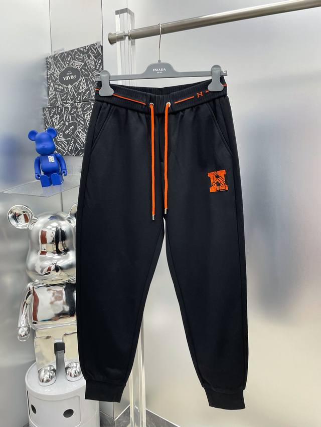 Her*爱马仕 2025秋冬新款品牌Logo休闲裤 长裤 D官网同步发售。品牌经典Logo休闲裤 ，定制面料，舒适度极好，手触感强烈。辨识度极高，完美品相工艺。
