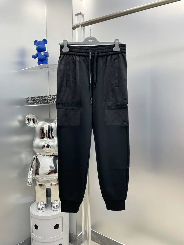 LV 路易 2025秋冬新款老花拼接暗纹字母Logo休闲裤 长裤 官网同步发售。品牌经典Logo休闲裤 ，定制面料，舒适度极好，手触感强烈。辨识度极高，完美品相