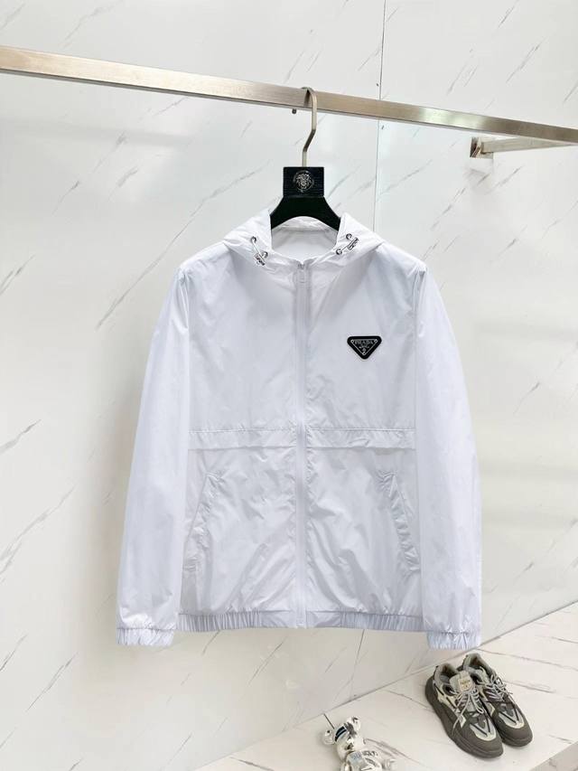 普拉达 官网同款，提前发售！2025秋季新款男士夹克外套，原单三标齐全高端版本！专柜定制面料 透气舒适度高，细节无可挑剔，品牌元素设计理念，体现高品质。手感细腻