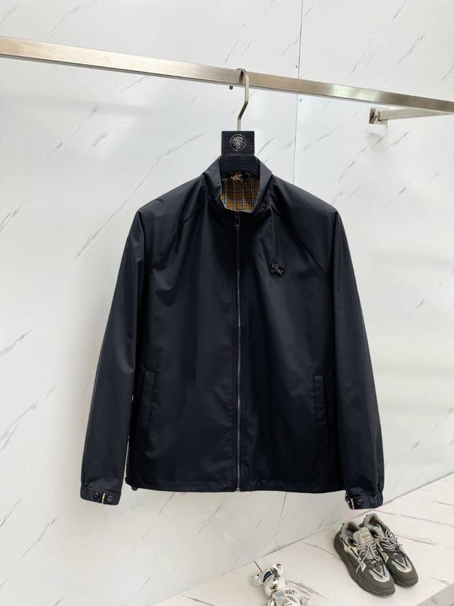 巴宝莉 官网同款，提前发售！2025秋季新款男士夹克外套，原单三标齐全高端版本！专柜定制面料 透气舒适度高，细节无可挑剔，品牌元素设计理念，体现高品质。手感细腻