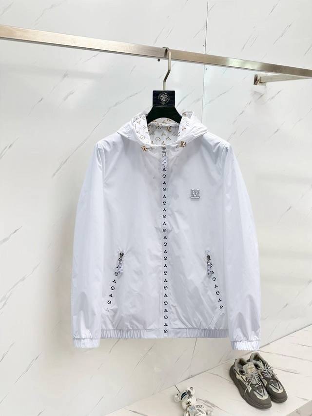 Lv 官网同款，提前发售！2025秋季新款男士夹克外套，原单三标齐全高端版本！专柜定制面料 透气舒适度高，细节无可挑剔，品牌元素设计理念，体现高品质。手感细腻柔