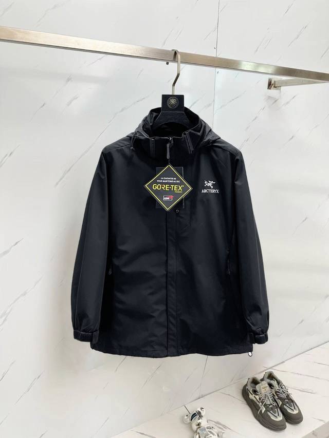 始祖鸟 官网同款，提前发售！2025秋季新款男士夹克外套，原单三标齐全高端版本！专柜定制面料 透气舒适度高，细节无可挑剔，品牌元素设计理念，体现高品质。手感细腻