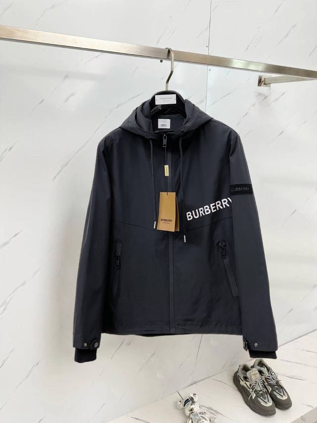 巴宝莉 官网同款，提前发售！2025Ss秋季新款男士夹克外套，原单三标齐全高端版本！专柜定制面料 透气舒适度高，细节无可挑剔，品牌元素设计理念，体现高品质。手感
