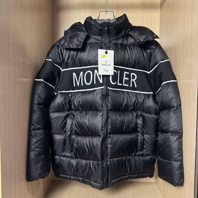 款号B41 Moncle 蒙口 2025拼接拉链羽绒棉服 拉链立领设计 躯干经典长方条形压纹处理 穿搭造型多变 手臂与领边针织呼应 袖子外侧标志性徽标贴布点缀
