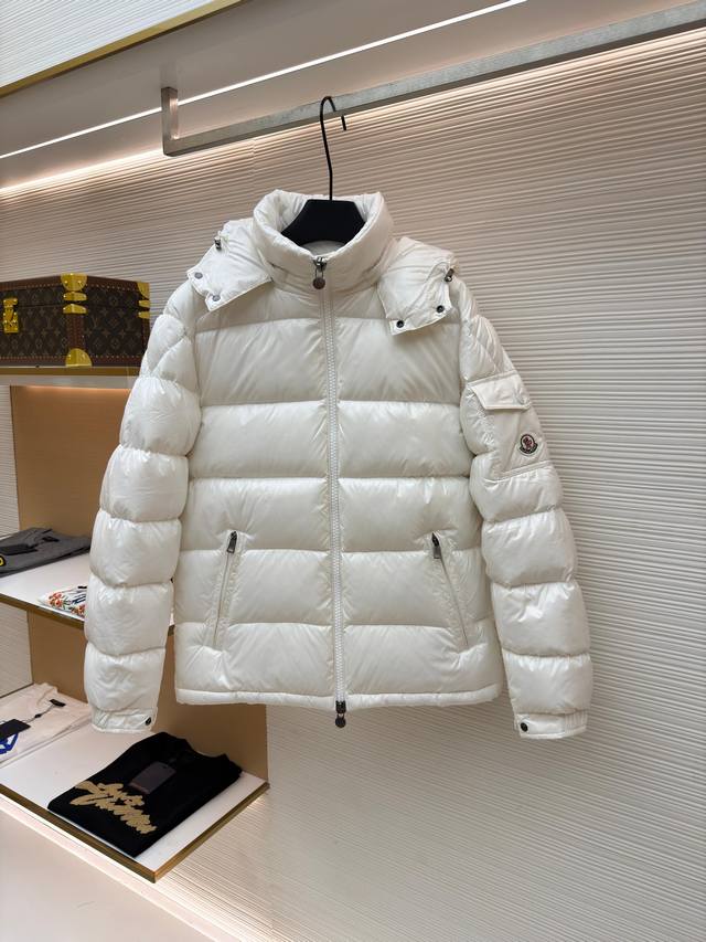Moncler亮面玛雅羽绒服 原版：9999购入开发 货号：1681235-E40 面料：白鹅绒面料 工艺：机械充绒制作 颜色：白色 版型：合身版型 克重：约8
