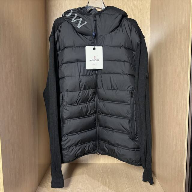 款号B37 Moncler 蒙口 定制刺绣连帽拉链款羽绒棉服 以往的大众设计显得衣服很死板，不柔软，穿在身上无风格25年新款全新改造 连帽刺绣大字母 万分刺绣