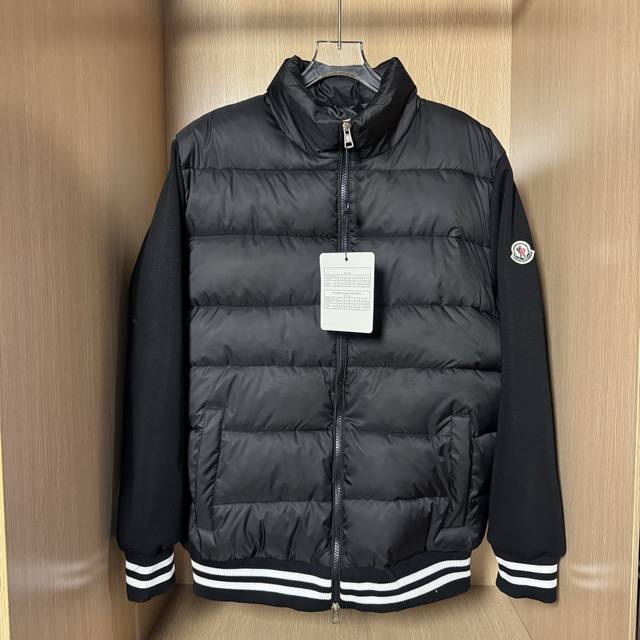 款号：B35 Moncle 蒙口 2025拼接拉链羽绒棉服 拉链立领设计 躯干经典长方条形压纹处理 穿搭造型多变 手臂与领边针织呼应 袖子外侧标志性徽标贴布点缀