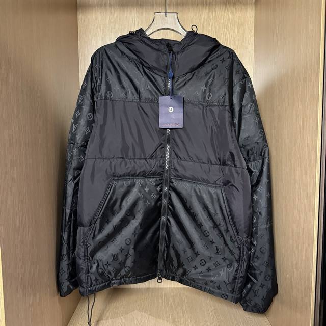款号：B33 Lv 路易威登满印暗纹拼接连帽羽绒服 面料采用聚酯面料拼接而成 内里羽绒采用90鸭绒填充，填充物将近400G 上身舒适保暖 蓬松度高 区别市场垃圾