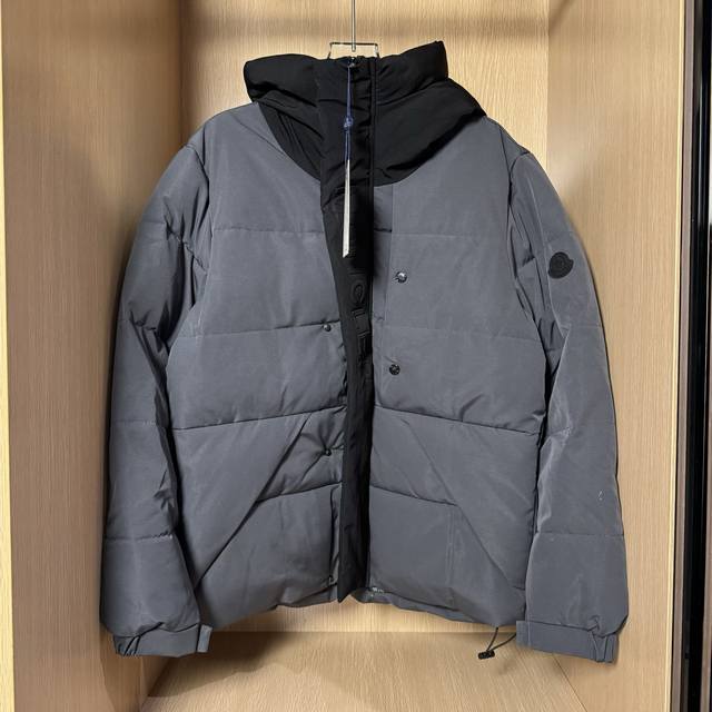 款号T40 Moner Mc 门禁立体浮雕压花字母棉服 秋冬新款Madeira. 黑武士 围脖连帽中長棉服 官网一衣难求 黑灰米三色现货供应 Alpine 御寒