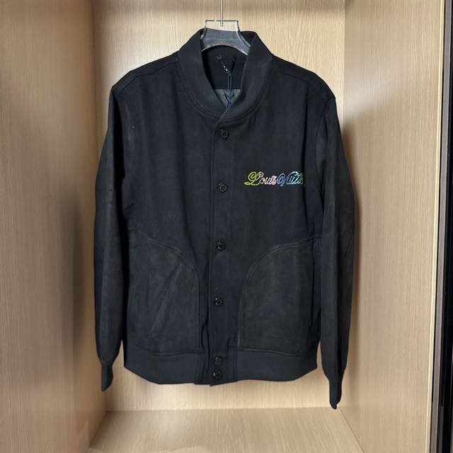 款号：T39 Lv 路易威登鹿皮绒拼接斜纹棉彩钻绣花棒球服夹克外套 多明星网红爆款百搭款 彩钻系列不掉钻 精密万针绣花不漏针全方位1.1还原所见即所得 面料精选