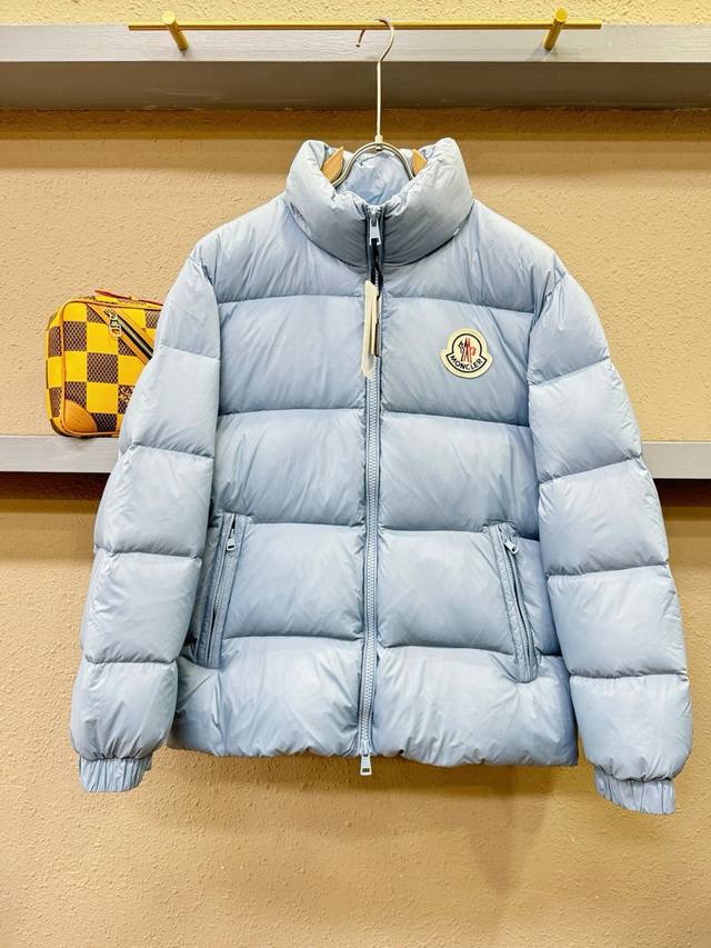 爆款羽绒服 2025新品 Moner 新款羽绒服秀场新品，品相非常完美，高科技防水面料，内里90%白鹅绒填充，舒适保暖，色泽饱满诱人，非常出彩的设计，轻松将时髦
